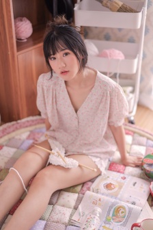 把舌头伸进她腿间花缝电影